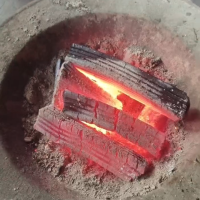 纯新疆特一料机制炭型炭取暖炭烤火炭烧烤炭白灰脱灰效果好热值高燃烧时间 5 个小时左右现在出厂价很优惠，烤火炭，灰分4个点样子，四角六角都可以做，竹木粉混合，燃烧四个小时以上，感兴趣电话联系139758