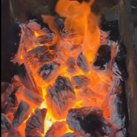 纯龙眼果木，高温无烟，耐烧，烧烤取暖专用。需要的老板联系我13978750265