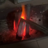 给钱就卖！【供应机制炭】 产地：广西南宁 种类：中低温机制烤火炭 原料：杉木 价格：2200元/吨 现货：一个挂车45斤装、25斤装、20斤装32吨左右 急需资金周转。